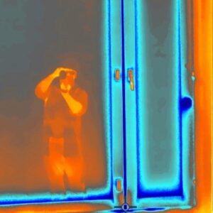 Lämpökuvaus henkilöstä ja ikkunasta.